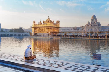 Foto auf Leinwand Sikh-Mann betet im Goldenen Tempel. Amritsar. Indien © Elena Odareeva