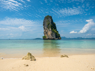 Naklejka premium Clear water and blue sky. Beach in Krabi province.