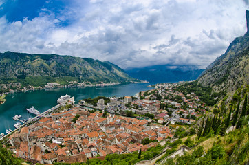 Naklejka premium Zatoka Kotorska, dachy starego miasta i port. Plaża nad Morzem Adriatyckim i m