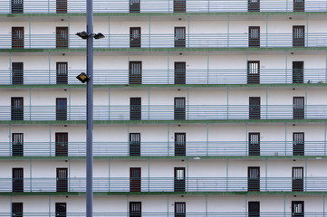 monotone Fassade eines Apartment-Hochhauses
