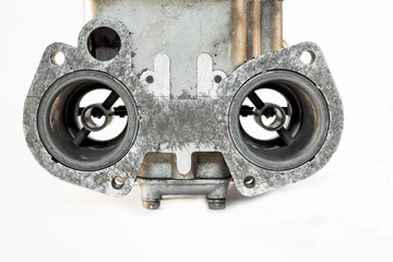 the carburetor with its valves of the combustion engine