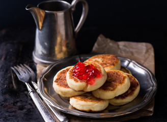 Cottage cheese pancakes with currant jam