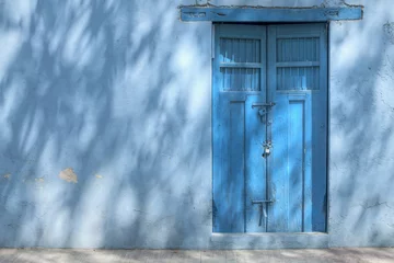 Gordijnen Blue house in shadows © Shakzu
