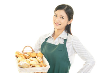 パンを持つ笑顔の女性