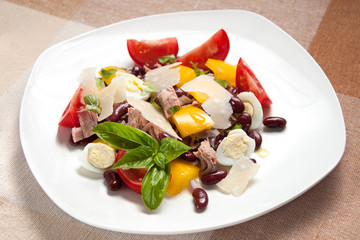 Tuna salad with beans, pepper, tomatoes and eggs