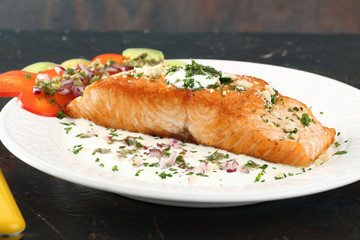 filetto di salmone al forno con crema e verdure