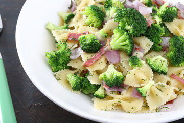 pasta insalata con broccoli e bacon