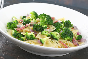 pasta insalata con broccoli e bacon