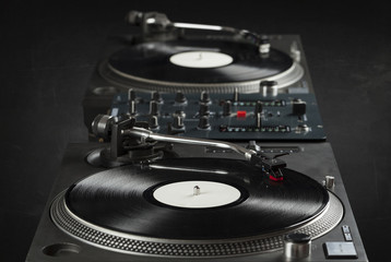 Obraz premium Turntable playing vinyl close up with needle on the record