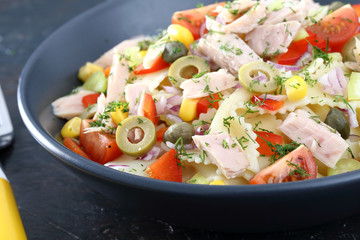 pasta insalata con verdure e tonno