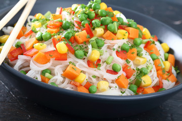pasta spaghetti di riso con verdure