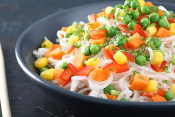 pasta spaghetti di riso con verdure