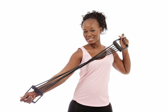 jeune femme noire faisant fitness