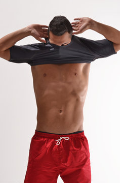 Deportista quit&aacute;ndose la camisa.Hombre atleta.