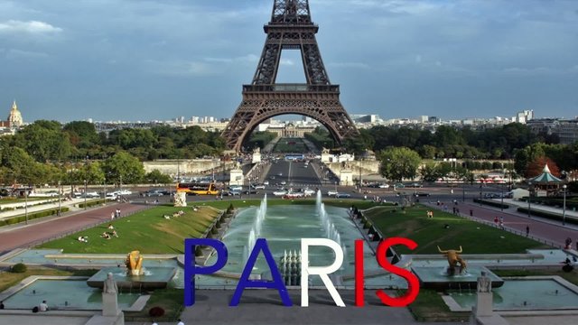 Testo Parigi che si forma davanti alla torre Eiffel