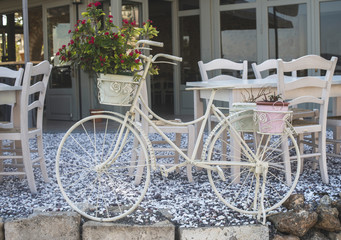 Fototapeta na wymiar Vintage white bicycle.