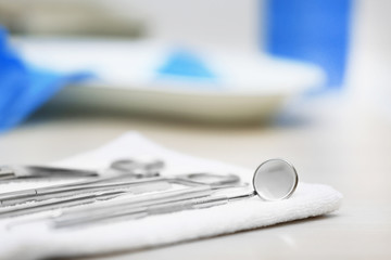 Obraz na płótnie Canvas Set dentist tools on napkin on table close up
