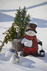 Schneemann, Pflanztopf und Silberne Kugeln
