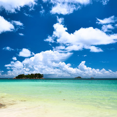 Fototapeta na wymiar Beautiful tropical island