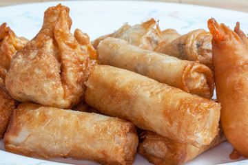 Plats chinois variés sur fond blanc 