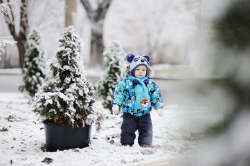 Fototapeta na wymiar baby boy on snow background
