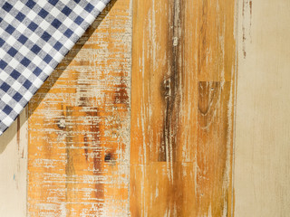Holztisch und blaue Tischdecke