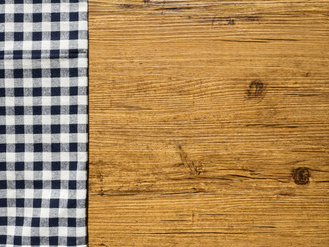 Holztisch und blaue Tischdecke