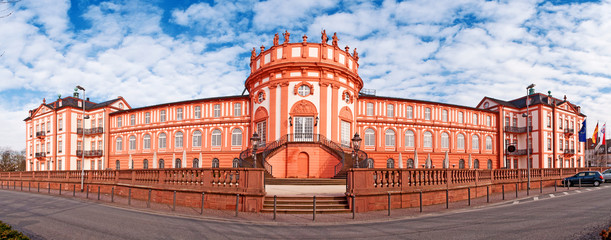 Das barocke Biebricher Schloss in Wiesbaden am Rheinufer