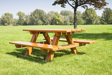 Naklejka premium Picnic table in the park