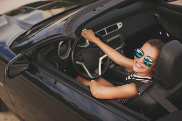 Young woman traveling by car the cities of America.