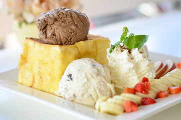 honey toast with with fruit and ice cream