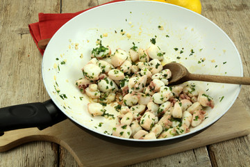 tentacules d'encornet à l'ail et persil