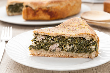 Torta salata ripiena di spinaci e salsiccia