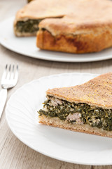 Torta salata ripiena di spinaci e salsiccia