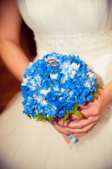 the bride holding a bouquet which lie wedding rings
