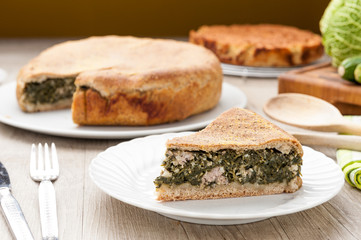Torta salata ripiena di spinaci e salsiccia