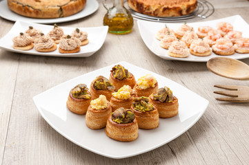 Vol-au-vent di pasta sfoglia ripieni