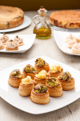 Vol-au-vent di pasta sfoglia ripieni