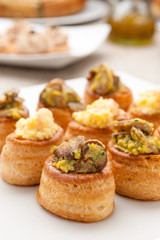 Vol-au-vent di pasta sfoglia ripieni