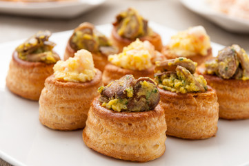Vol-au-vent di pasta sfoglia ripieni