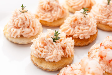Crostini con spuma di salmone affumicato e  con  gamberetti