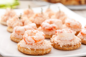 Crostini con spuma di salmone affumicato e  con  gamberetti