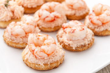 Crostini con spuma di salmone affumicato e  con  gamberetti