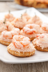 Crostini con spuma di salmone affumicato e  con  gamberetti