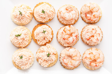 Crostini con spuma di salmone affumicato e  con  gamberetti