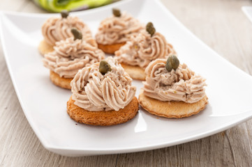 Crostini con spuma di tonno