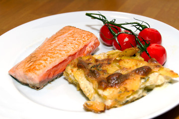 Lachs mit Kartoffelgratin und Cocktailtomaten
