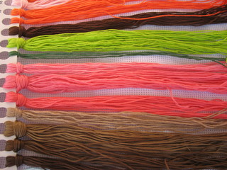 Разноцветные нитки для вышивальщицы