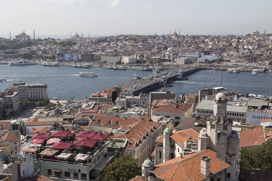 Blick über die Galata-Brücke zur Altstadt von Istanbul