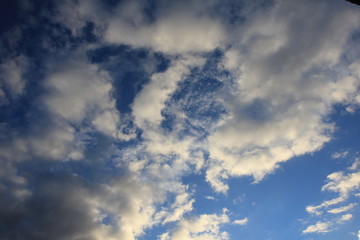 Wolken bei sonnigem Himmel